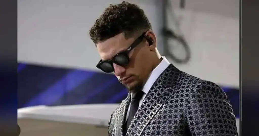 Reid downplays Mahomes' wrist, but Chiefs betting shifts