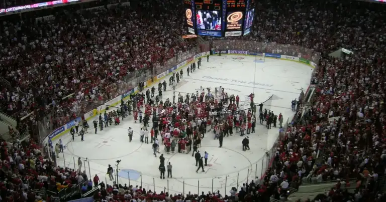 Hurricanes brutally dissect Rangers 4-3, reach Stanley Cup Final